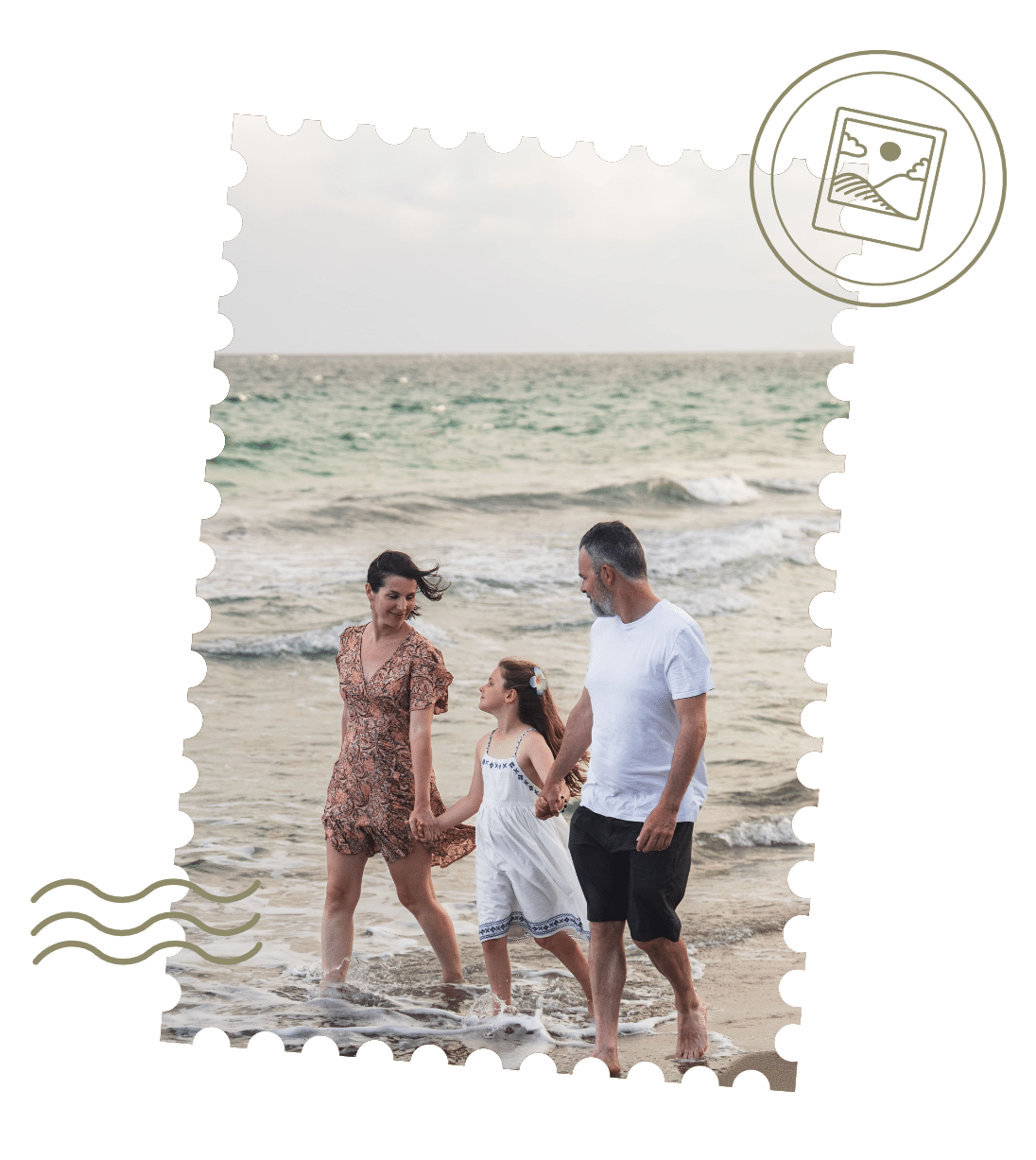 Famille en voyage marchant sur le bord de mer, sur une plage en Martinique