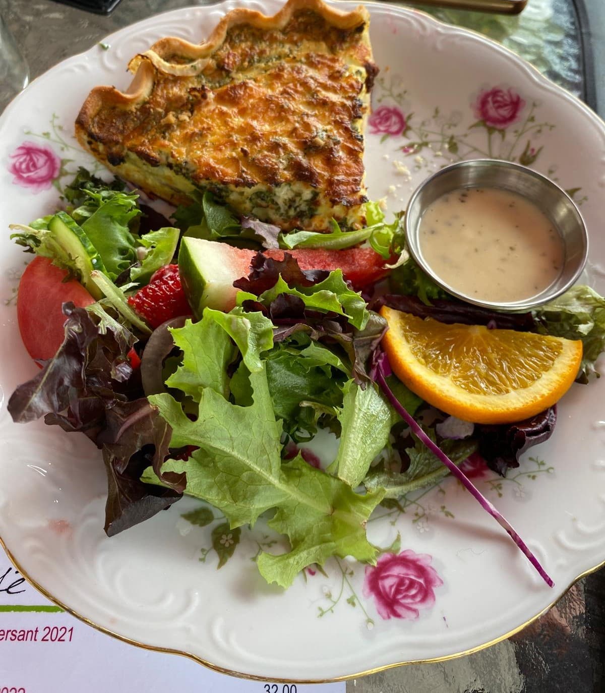 Cuisine faite maison avec  les légumes du potager au restaurant Rose Café à Sainte-Rose-du-Nord au Québec