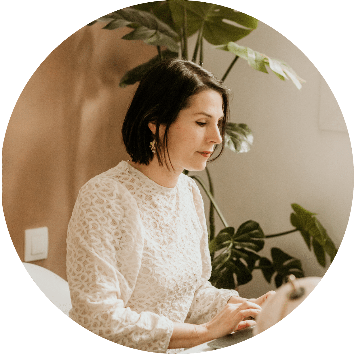 Portrait de Marie-Léa à son bureau - formule coup de pouce