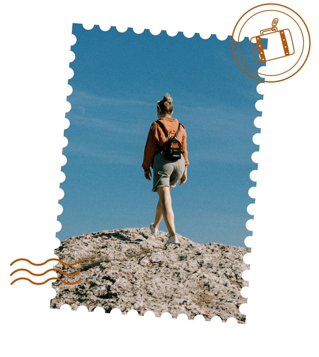 Femme voyageuse sur un rocher et un fond de ciel bleu - travel planner Toulon