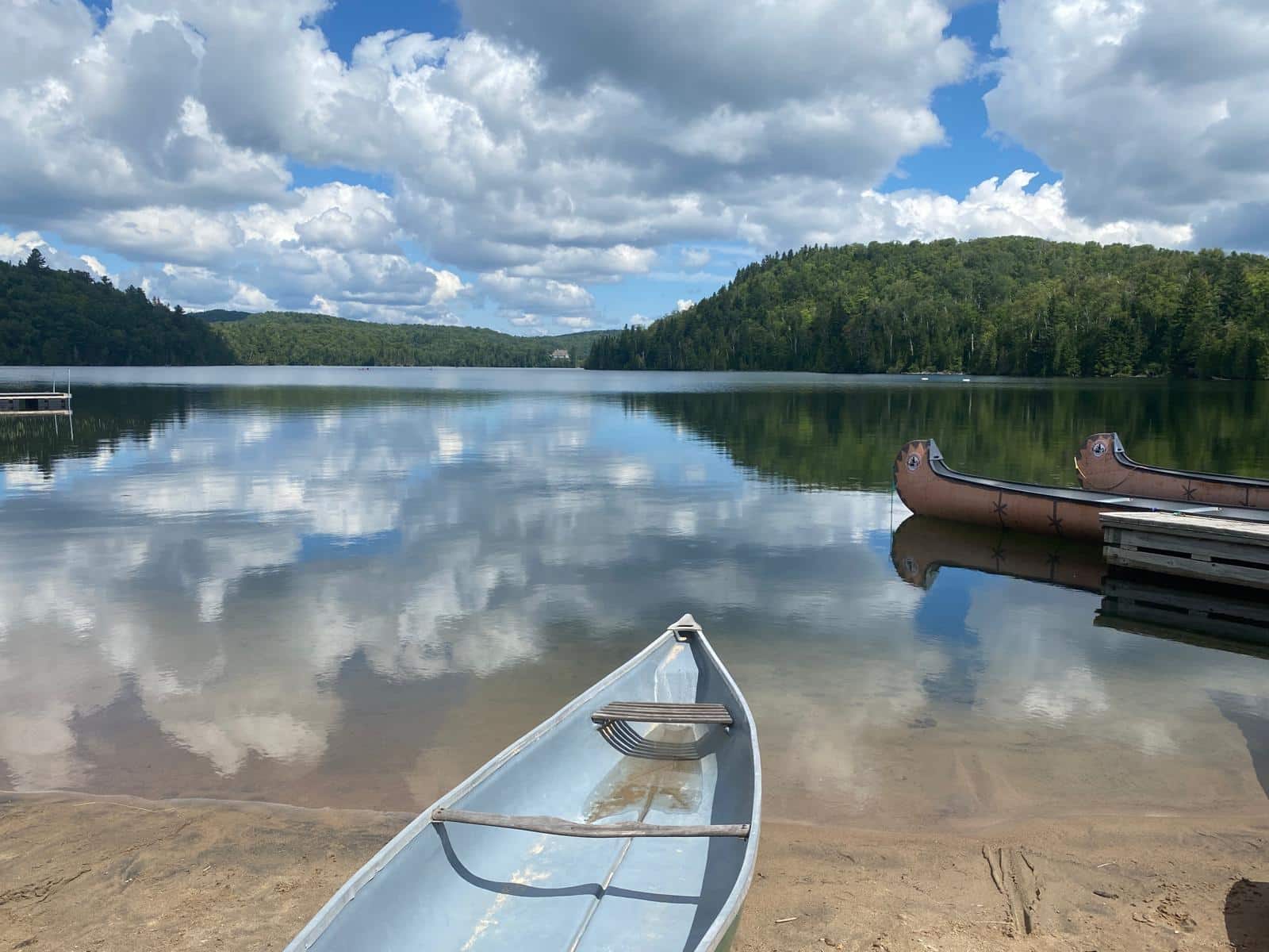 Canot sur un lac en Mauricie au Québec