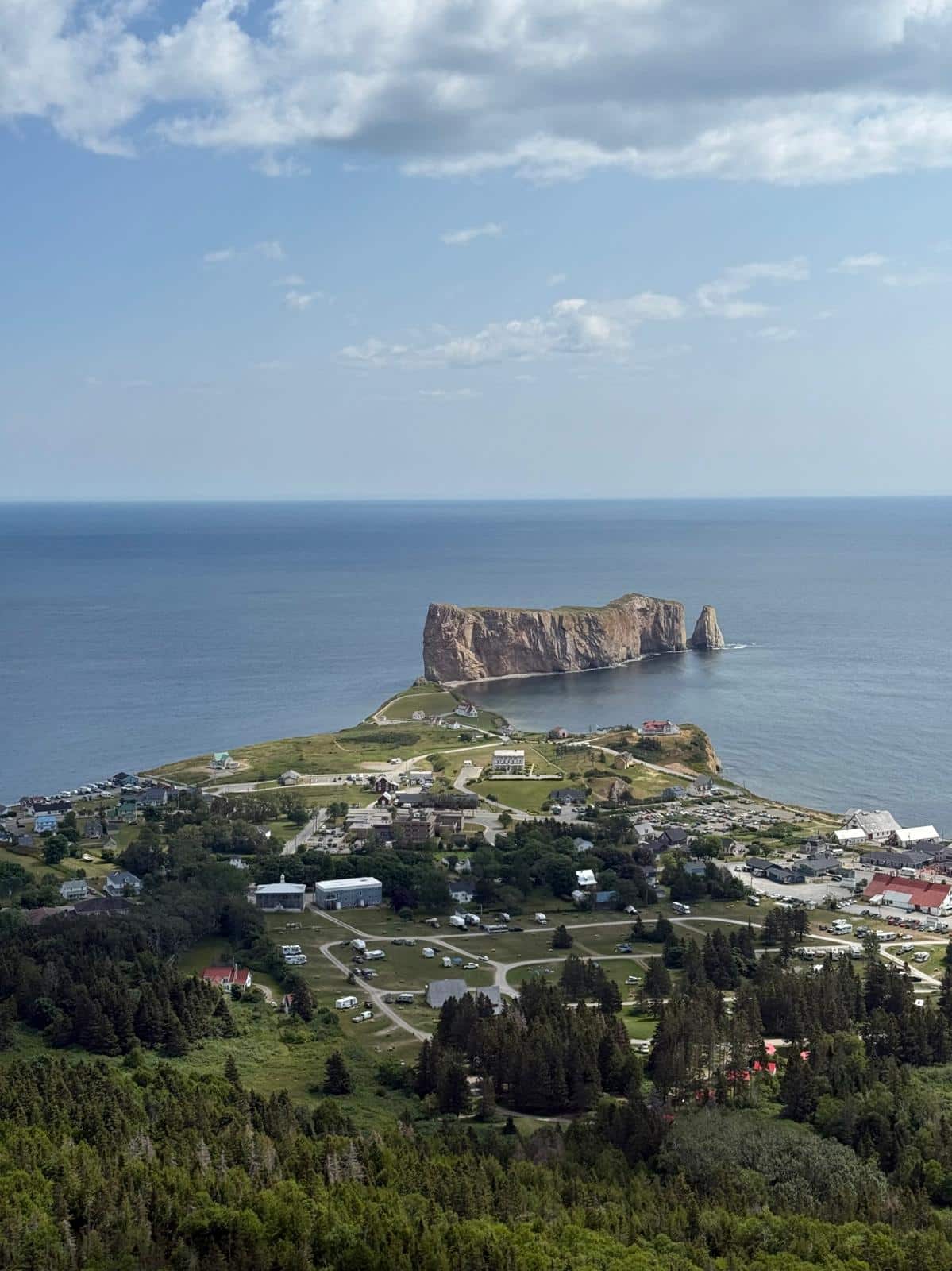 Vue sur Percé et son Rocher depuis la plateforme du Géoparc (Gaspésie)